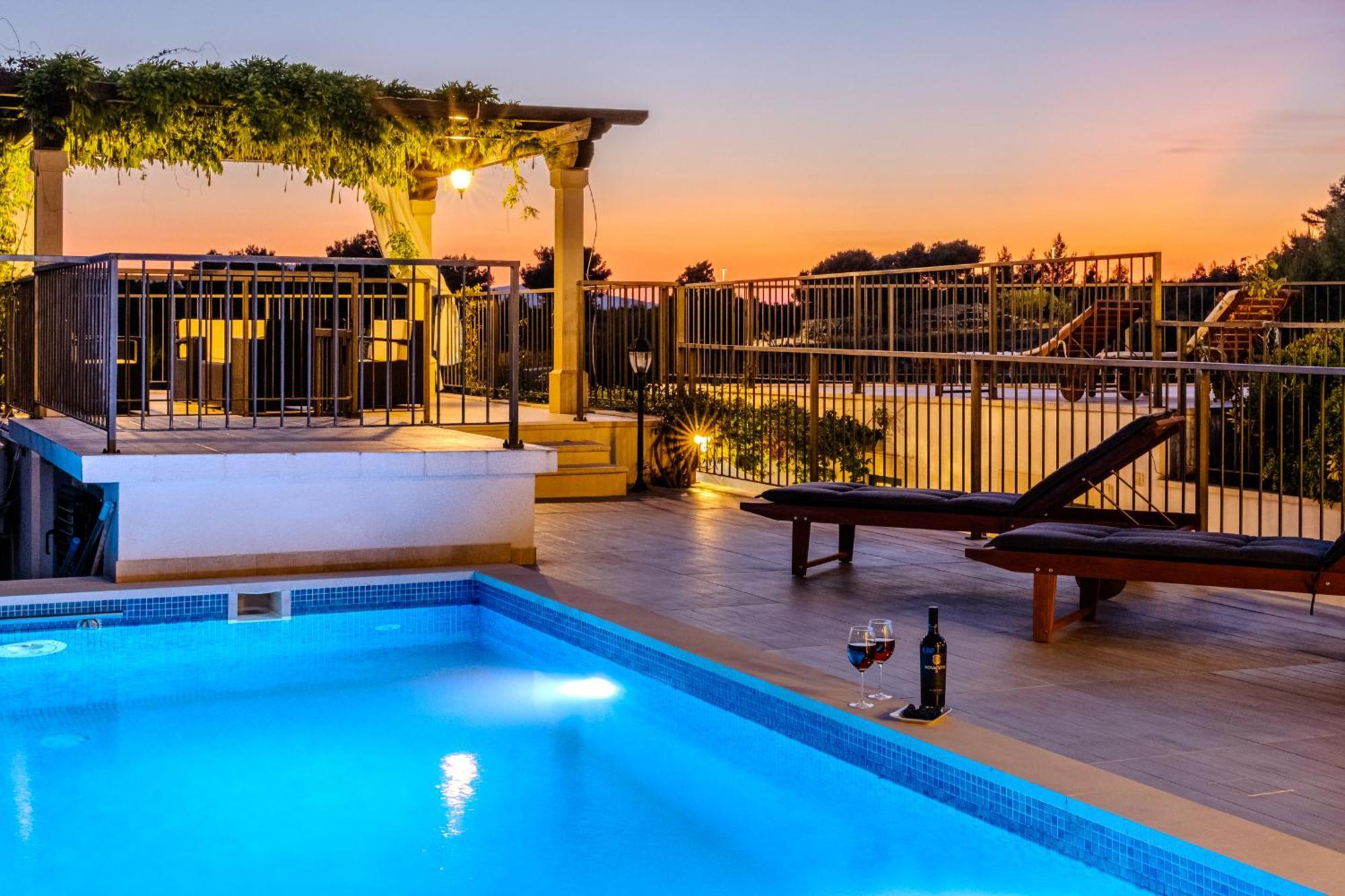 Villa Julia With Heated Pool, Ideal For Large Groups Milna  Exteriér fotografie