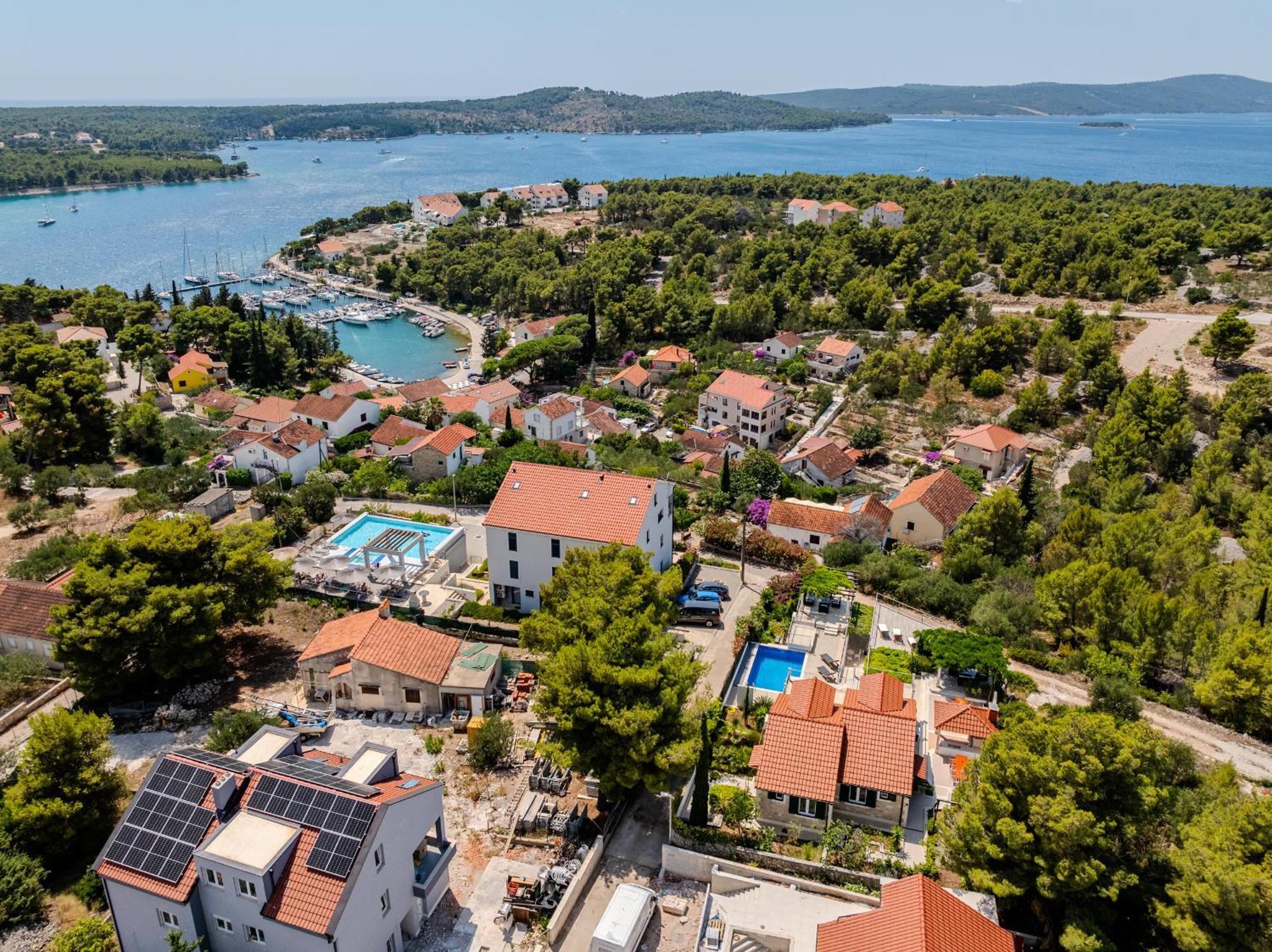 Villa Julia With Heated Pool, Ideal For Large Groups Milna  Exteriér fotografie