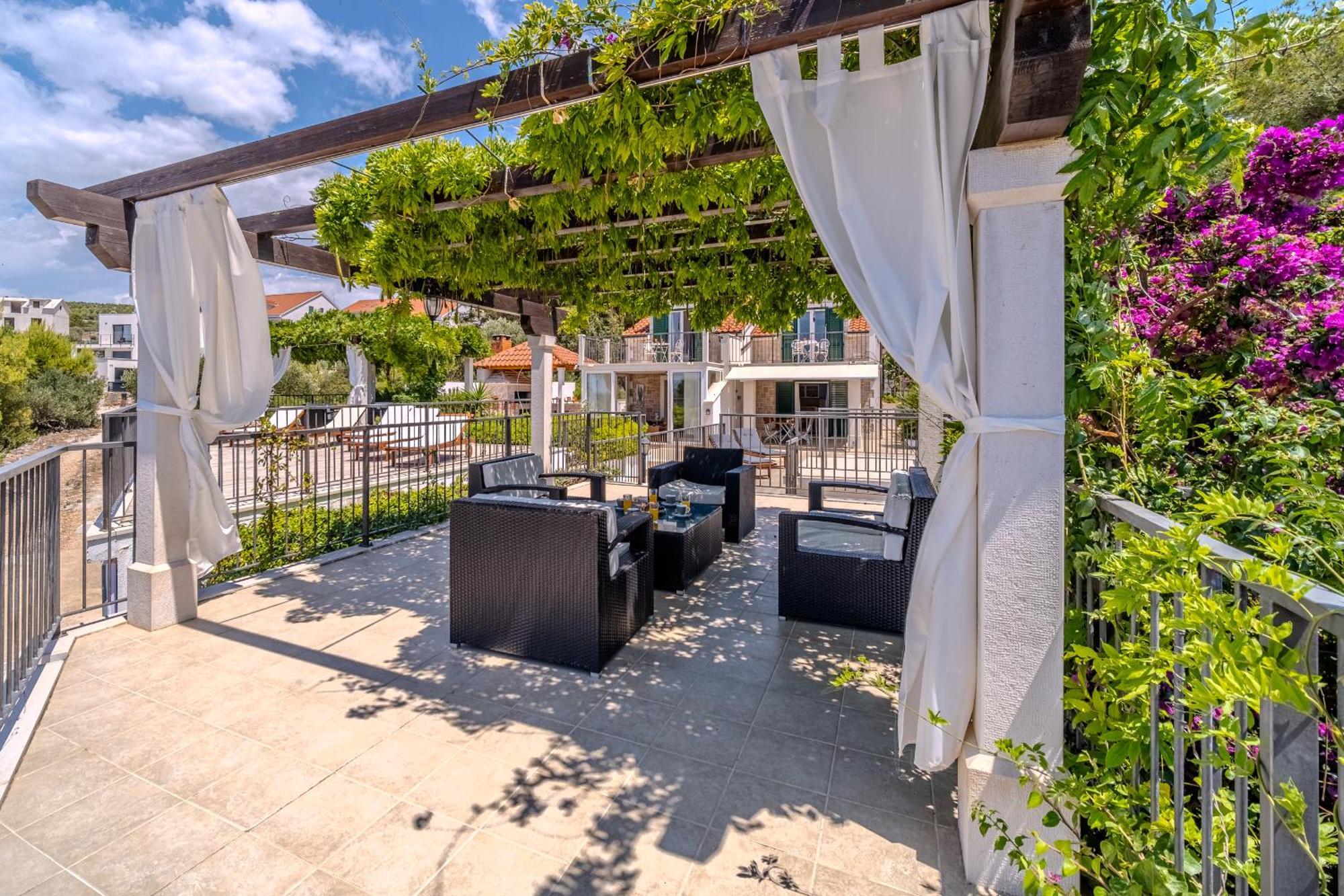 Villa Julia With Heated Pool, Ideal For Large Groups Milna  Exteriér fotografie