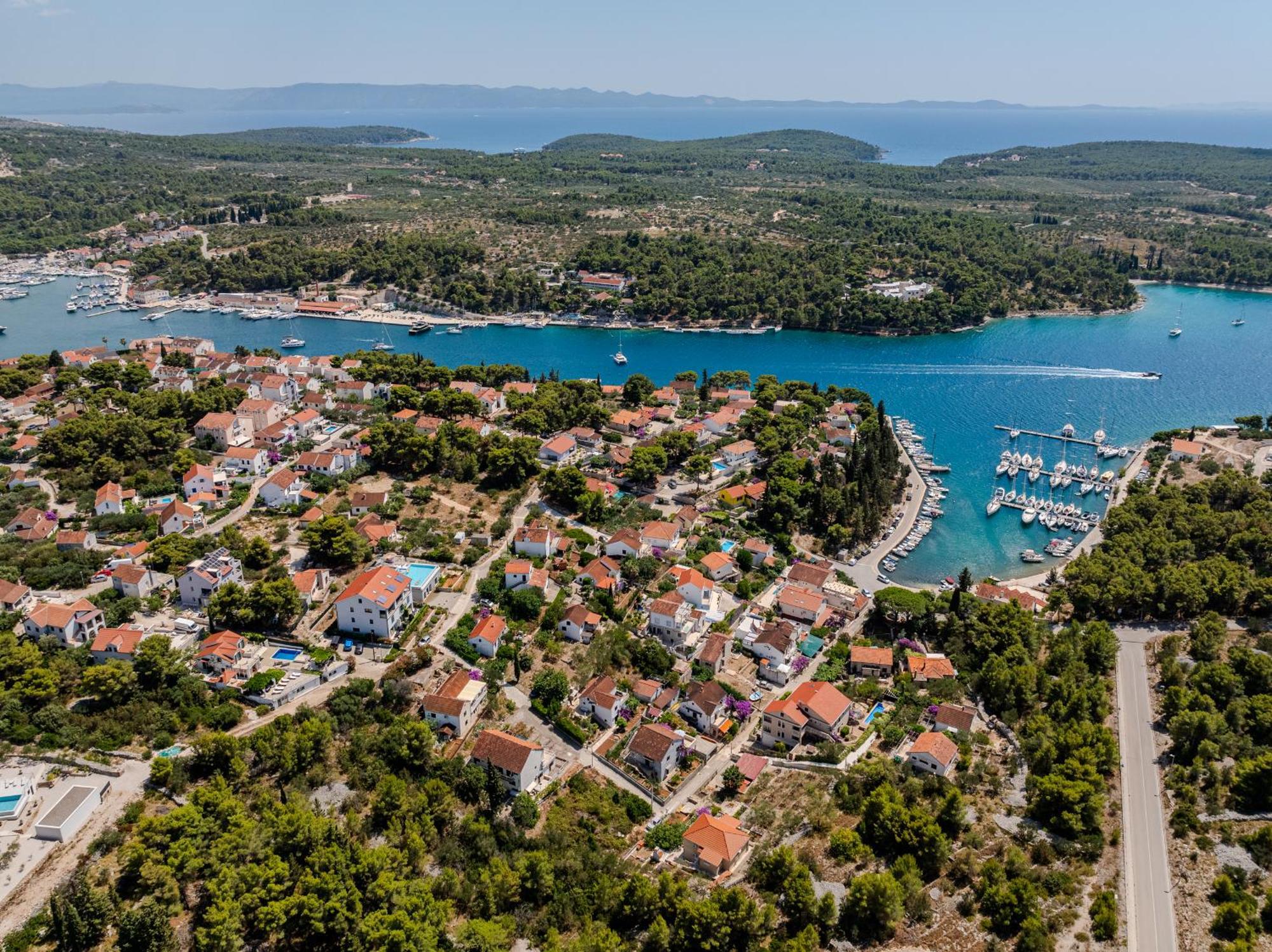 Villa Julia With Heated Pool, Ideal For Large Groups Milna  Exteriér fotografie