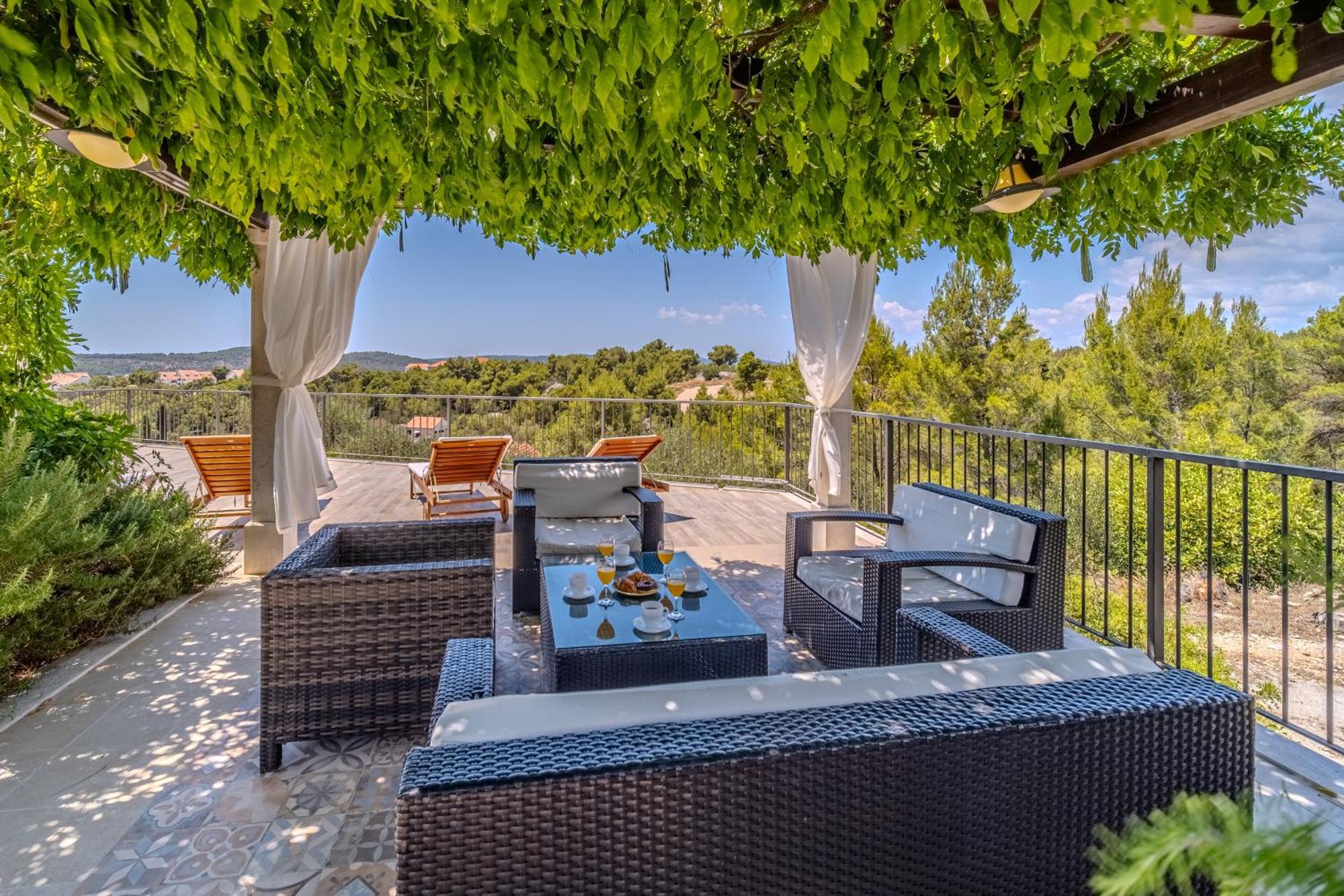 Villa Julia With Heated Pool, Ideal For Large Groups Milna  Exteriér fotografie