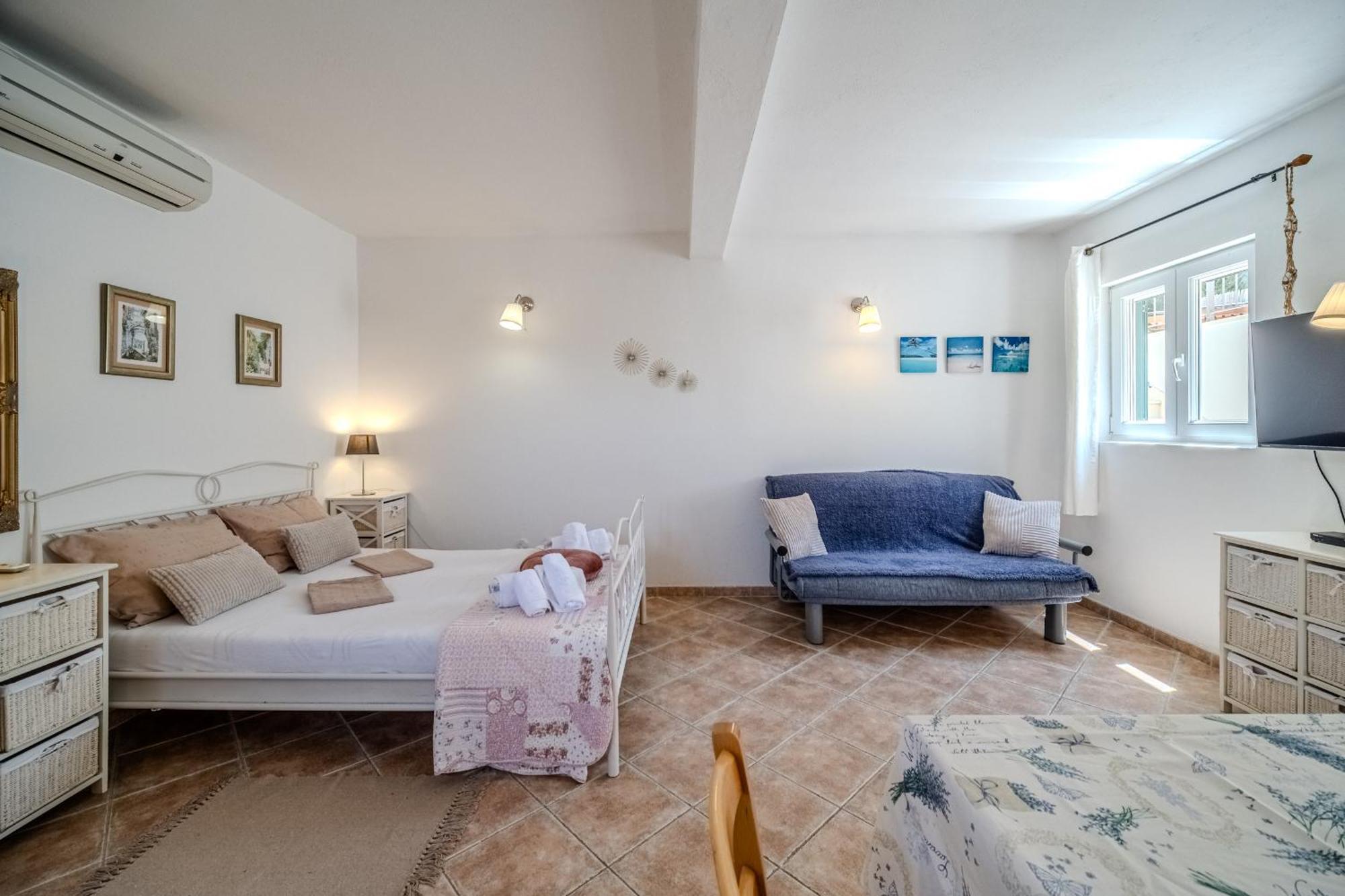 Villa Julia With Heated Pool, Ideal For Large Groups Milna  Exteriér fotografie