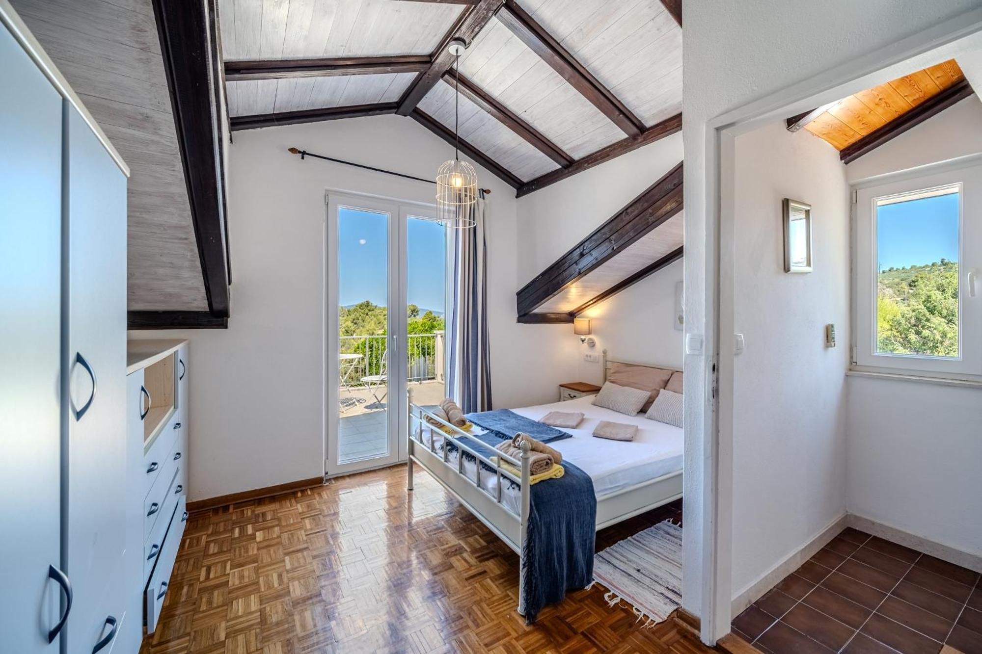 Villa Julia With Heated Pool, Ideal For Large Groups Milna  Exteriér fotografie