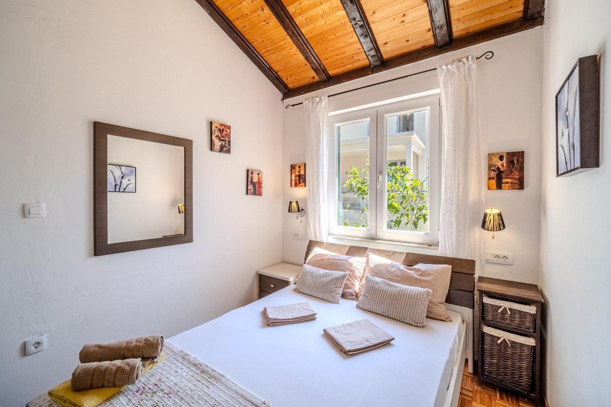 Villa Julia With Heated Pool, Ideal For Large Groups Milna  Exteriér fotografie
